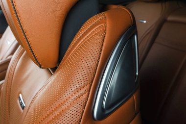 AC havalandırma güverte lüks modern araba iç. Modern araba turuncu dikiş ile turuncu ve siyah deri iç detaylarla. Karbon paneli. Delikli deri direksiyon simidi