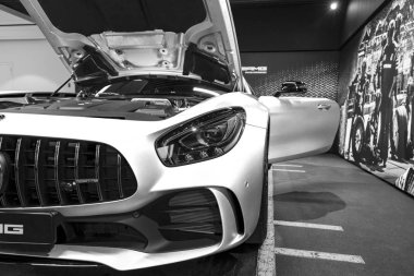 AC havalandırma güverte lüks modern araba iç. Modern araba turuncu dikiş ile turuncu ve siyah deri iç detaylarla. Karbon paneli. Delikli deri direksiyon simidi