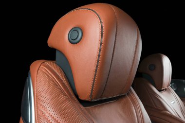 AC havalandırma güverte lüks modern araba iç. Modern araba turuncu dikiş ile turuncu ve siyah deri iç detaylarla. Karbon paneli. Delikli deri direksiyon simidi