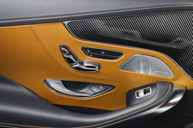 AC havalandırma güverte lüks modern araba iç. Modern araba turuncu dikiş ile turuncu ve siyah deri iç detaylarla. Karbon paneli. Delikli deri direksiyon simidi