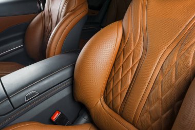 AC havalandırma güverte lüks modern araba iç. Modern araba turuncu dikiş ile turuncu ve siyah deri iç detaylarla. Karbon paneli. Delikli deri direksiyon simidi