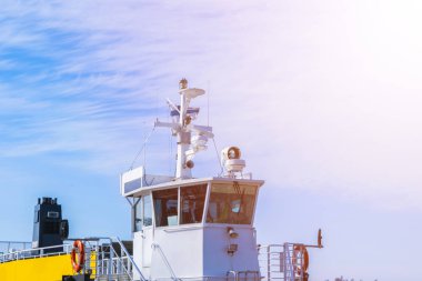 AC havalandırma güverte lüks modern araba iç. Modern araba turuncu dikiş ile turuncu ve siyah deri iç detaylarla. Karbon paneli. Delikli deri direksiyon simidi