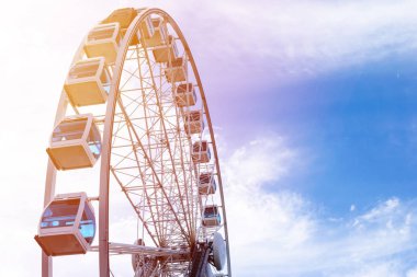 Düşük açılı manzara mavi gökyüzü arka plan ile lunaparktaki dönme dolap. Şehir Parkı dönme dolap Carousel Gardens. Tatil kavramı