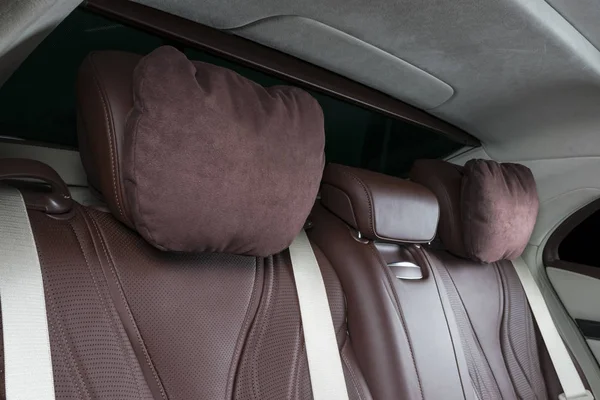 现代豪华车里面 内部的威望现代汽车 舒适的真皮座椅 红色和白色穿孔皮革 后面的乘客座椅 现代汽车内饰细节 — 图库照片