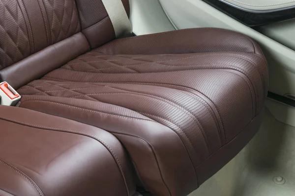 현대적인 럭셔리 자동차입니다 프레스 자동차의 인테리어입니다 편안한 좌석입니다 빨간색과 천공된 — 스톡 사진