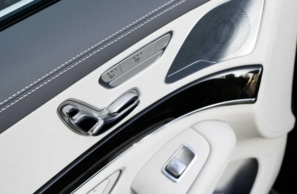 一辆豪华客车的电动座椅控制按钮的门把手 白色皮革内饰的豪华现代汽车 现代汽车内饰细节 — 图库照片
