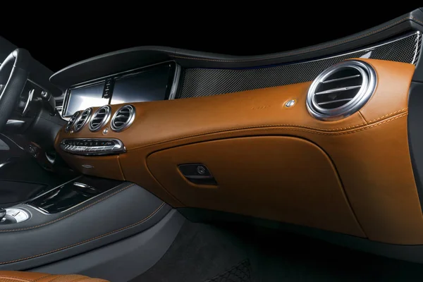 현대적인 럭셔리 자동차입니다 프레스 자동차의 인테리어입니다 편안한 석입니다 오렌지 조종석 — 스톡 사진
