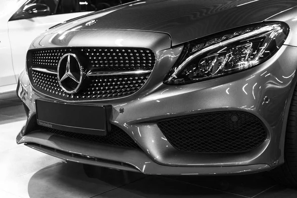 Sankt-Petersburg, Rusya, 12 Ocak 2018: Ön görünümü bir Mercedes Benz C 43 Amg 4MATIC Coupe V8 Bi-turbo 2018. Araba dış detayları. Siyah ve beyaz
