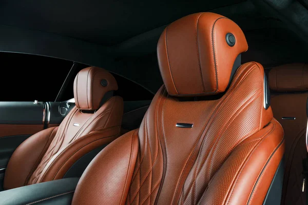 高級モダンな車内で 換気デッキ オレンジ色のステッチにオレンジと黒の革で現代の車のインテリアの詳細 カーボン パネル 穿孔レザーステア リング ホイール — ストック写真