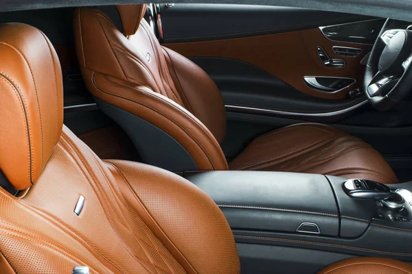 AC havalandırma güverte lüks modern araba iç. Modern araba turuncu dikiş ile turuncu ve siyah deri iç detaylarla. Karbon paneli. Delikli deri direksiyon simidi