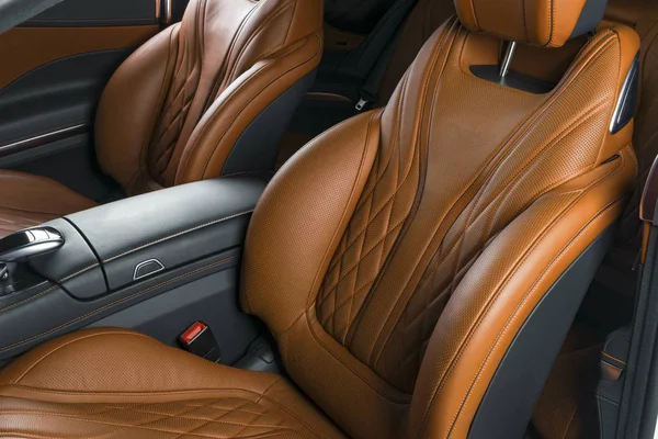 AC havalandırma güverte lüks modern araba iç. Modern araba turuncu dikiş ile turuncu ve siyah deri iç detaylarla. Karbon paneli. Delikli deri direksiyon simidi