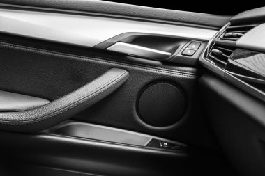 Kapı kolu güç pencere denetim düğmeleri bir lüks yolcu araba ile. Siyah deri iç lüks modern araba. Modern araba iç ayrıntılar. Araba ayrıntılı. Siyah ve beyaz