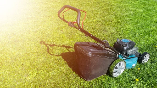 Tonte Des Pelouses Tondeuse Gazon Sur Herbe Verte Équipement Tonte — Photo