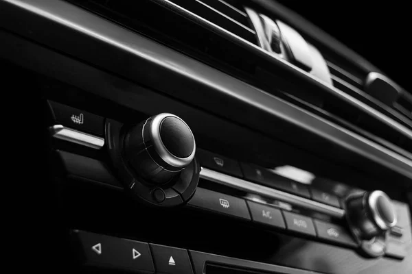 車内のエアコン ボタン 室温調節器新しい車の ユニット 現代の車のインテリアの詳細 車を詳述します ブラック パンチング レザー インテリアです — ストック写真