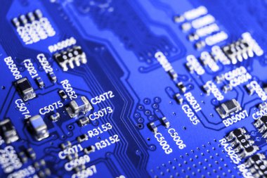 Makro çekim dirençler mikroçipler ve elektronik bileşenleri ile bir Circuitboard. Bilgisayar donanım teknolojisi. Tümleşik iletişim işlemci mavi tonlarında. Yarı iletken. PCB. portre