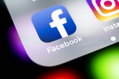 Sankt-Petersburg, Rusya, 10 Ağustos 2018: Facebook uygulama simgesi üzerinde Apple iphone X smartphone ekran yakın çekim. Facebook app simgesi. Sosyal medya simge. Sosyal ağ