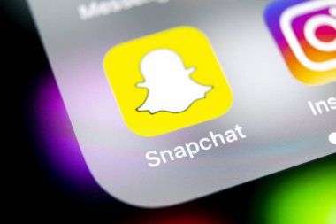 Sankt-Petersburg, Rusya, 10 Ağustos 2018: Snapchat uygulama simgesi üzerinde Apple iphone X smartphone ekran yakın çekim. Snapchat app simgesi. Sosyal medya simge. Sosyal ağ