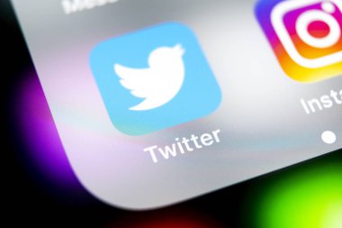 Sankt-Petersburg, Rusya, 10 Ağustos 2018: Twitter uygulama simgesi üzerinde Apple iphone X smartphone ekran yakın çekim. Twitter app simgesi. Sosyal medya simge. Sosyal ağ