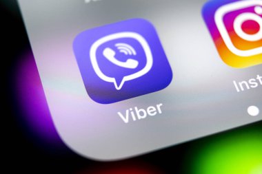 Sankt-Petersburg, Rusya, 10 Ağustos 2018: Viber uygulama simgesi üzerinde Apple iphone X smartphone ekran yakın çekim. Viber app simgesi. Sosyal medya simge. Sosyal ağ