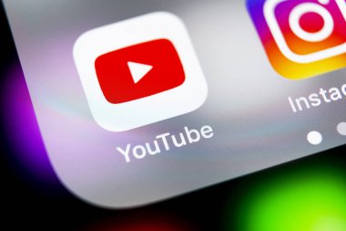 Sankt-Petersburg, Rusya, 10 Ağustos 2018: Youtube uygulama simgesi üzerinde Apple iphone X smartphone ekran yakın çekim. YouTube app simgesi. Sosyal medya simge. Sosyal ağ