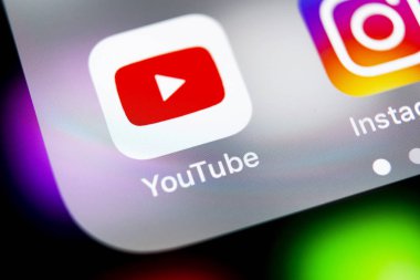 Sankt-Petersburg, Rusya, 10 Ağustos 2018: Youtube uygulama simgesi üzerinde Apple iphone X smartphone ekran yakın çekim. YouTube app simgesi. Sosyal medya simge. Sosyal ağ