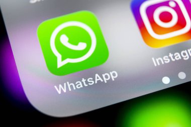 Sankt-Petersburg, Rusya, 10 Ağustos 2018: Whatsapp messenger uygulama simgesi Apple iphone X smartphone ekran yakın çekim. Whatsapp messenger app simgesi. Sosyal medya simge. Sosyal ağ