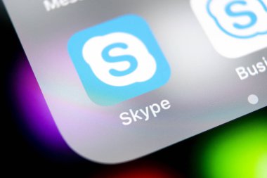 Sankt-Petersburg, Rusya, 10 Ağustos 2018: Skype uygulama simgesi üzerinde Apple iphone X smartphone ekran yakın çekim. Skype messenger app simgesi. Sosyal medya simge. Sosyal ağ. Skype app simgesi.