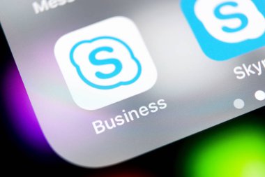 Sankt-Petersburg, Rusya, 10 Ağustos 2018: Skype iş uygulama simgesi Apple iphone X smartphone ekran yakın çekim. Skype iş messenger app simgesi. Sosyal medya simge. Sosyal ağ. Skype app simgesi.