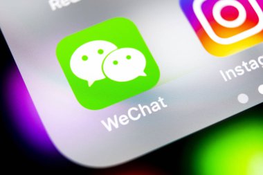 Sankt-Petersburg, Rusya, 10 Ağustos 2018: Wechat messenger uygulama simgesi Apple iphone X smartphone ekran yakın çekim. WeChat messenger app simgesi. Sosyal medya ağı.