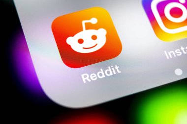 Sankt-Petersburg, Rusya, 10 Ağustos 2018: Reddit uygulama simgesi üzerinde Apple iphone X smartphone ekran yakın çekim. Reddit app simgesi. Reddit bir online sosyal medya sosyal ağdır.