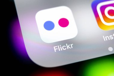 Sankt-Petersburg, Rusya, 10 Ağustos 2018: Flickr uygulama simgesi üzerinde Apple iphone X smartphone ekran yakın çekim. Flickr app simgesi. Sosyal medya simge. Sosyal ağ