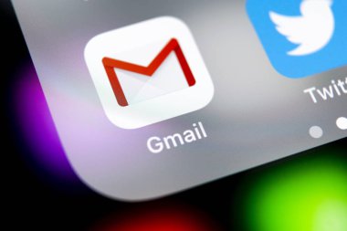 Sankt-Petersburg, Rusya, 10 Ağustos 2018: Google Gmail uygulama simgesi üzerinde Apple iphone X smartphone ekran yakın çekim. Gmail app simgesi. Gmail popüler Internet online e-postadır. Sosyal medya simge  