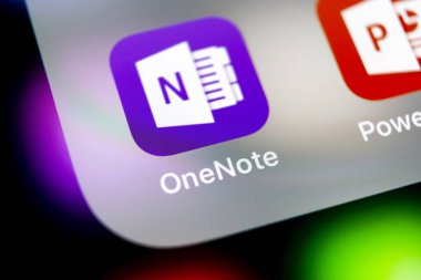 Sankt-Petersburg, Rusya, 10 Ağustos 2018: Microsoft Onenote office uygulama simgesini Apple iphone X ekran yakın çekim. Microsoft bir not app simgesi. Microsoft Onenote uygulama. Sosyal medya ağı