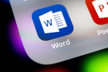 Sankt-Petersburg, 10 Ağustos 2018: Microsoft Word uygulama simgesi üzerinde Apple iphone X ekran yakın çekim. Microsoft office word simgesini. Microsoft office üstünde hareket eden telefon. Sosyal medya