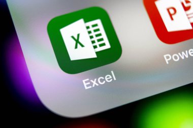 Sankt-Petersburg, Rusya, 10 Ağustos 2018: Microsoft Exel uygulama simgesi üzerinde Apple iphone X ekran yakın çekim. Microsoft office Exel app simgesi. Microsoft office üstünde hareket eden telefon. Sosyal medya