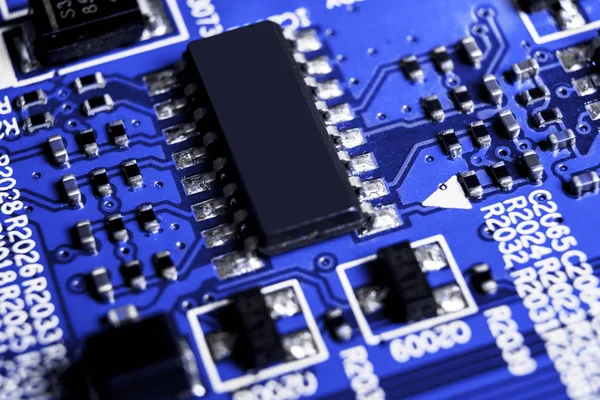 宏镜头的 Circuitboard 与电阻芯片和电子元器件 计算机硬件技术 以蓝色音调集成通信处理器 半导体 Pcb — 图库照片