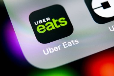 Sankt-Petersburg, Rusya, 16 Ağustos 2018: Uber yiyor uygulama simgesine Apple iphone X smartphone ekran yakın çekim. Uber app simgesi yiyor. Sosyal ağ. Sosyal medya simge