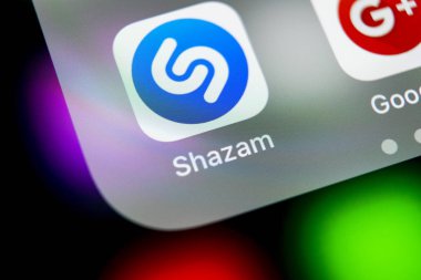 Sankt-Petersburg, Rusya, 16 Ağustos 2018: Shazam uygulama simgesi üzerinde Apple iphone X ekran yakın çekim. Shazam app simgesi. Shazam sevilen online müzik uygulamasıdır. Sosyal medya uygulaması