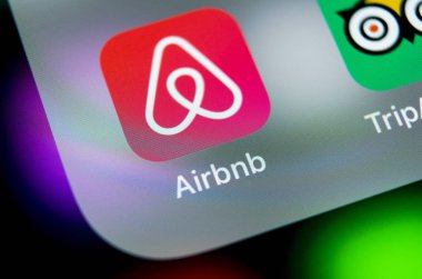 Sankt-Petersburg, Rusya, 16 Ağustos 2018: Airbnb uygulama simgesi üzerinde Apple iphone X ekran yakın çekim. Airbnb app simgesi. Airbnb.com Özel Oda için online web sitesidir. Sosyal medya ağı.