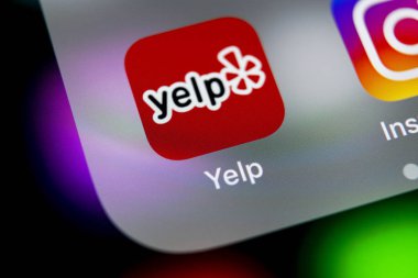 Sankt-Petersburg, Rusya, 16 Ağustos 2018: Yelp uygulama simgesi üzerinde Apple iphone X ekran yakın çekim. Yelp app simgesi. Yelp.com uygulama. Sosyal ağ. Sosyal medya