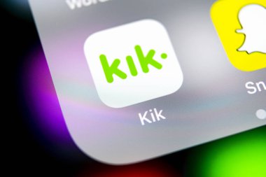 Sankt-Petersburg, Rusya, 16 Ağustos 2018: Kik messenger uygulama simgesi Apple iphone X ekran yakın çekim. KIK messenger app simgesi. KIK messenger mobil uygulama. Sosyal medya ağı. 