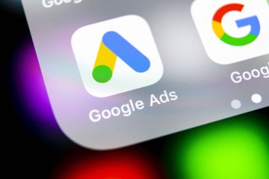 Sankt-Petersburg, Rusya, 16 Ağustos 2018: Google reklamları Adwords uygulama simgesi üzerinde Apple iphone X ekran yakın çekim. Google reklam kelimeler simgesi. Google reklamları Adwords uygulama. Sosyal medya ağı