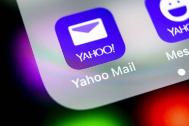 Sankt-Petersburg, Rusya, 16 Ağustos 2018: Yahoo Mail uygulama simgesi üzerinde Apple iphone X smartphone ekran yakın çekim. Yahoo mail app simgesi. Sosyal ağ. Sosyal medya simge