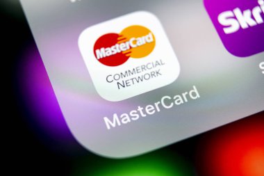 Sankt-Petersburg, Rusya, 16 Ağustos 2018: Mastercard uygulama simgesi üzerinde Apple iphone X ekran yakın çekim. Master Card simgesi. MasterCard online başvuru. Sosyal medya uygulaması