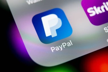Sankt-Petersburg, Rusya, 16 Ağustos 2018: Paypal uygulama simgesi üzerinde Apple iphone X smartphone ekran yakın çekim. PayPal app simgesi. PayPal bir online elektronik finans ödeme sistemidir.