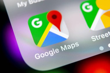 Sankt-Petersburg, Rusya, 16 Ağustos 2018: Google Maps uygulaması simgesi Apple iphone X ekran yakın çekim. Google Haritalar simgesini. Google uygulama eşleştirir. Sosyal medya ağı