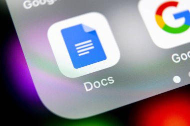 Sankt-Petersburg, Rusya, 16 Ağustos 2018: Google Dokümanlar'ı simgesi Apple iphone X smartphone ekran yakın çekim. Google Dokümanlar simgesi. Sosyal ağ. Sosyal medya simge