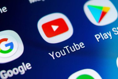 Sankt-Petersburg, Rusya, 19 Ağustos 2018: Youtube uygulama simgesi Samsung Galaxy S9 smartphone ekran yakın çekim. YouTube app simgesi. Sosyal medya simge. Sosyal ağ