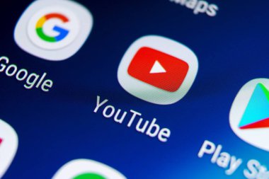 Sankt-Petersburg, Rusya, 19 Ağustos 2018: Youtube uygulama simgesi Samsung Galaxy S9 smartphone ekran yakın çekim. YouTube app simgesi. Sosyal medya simge. Sosyal ağ