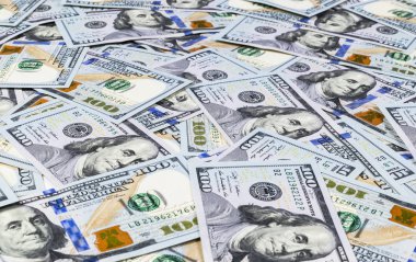Yüz dolar faturaları yığını. Yüz dolarlık banknotlar nakit para yığını. Yüz dolar faturaları arka plan yığını. Finansal başarı kavramı.